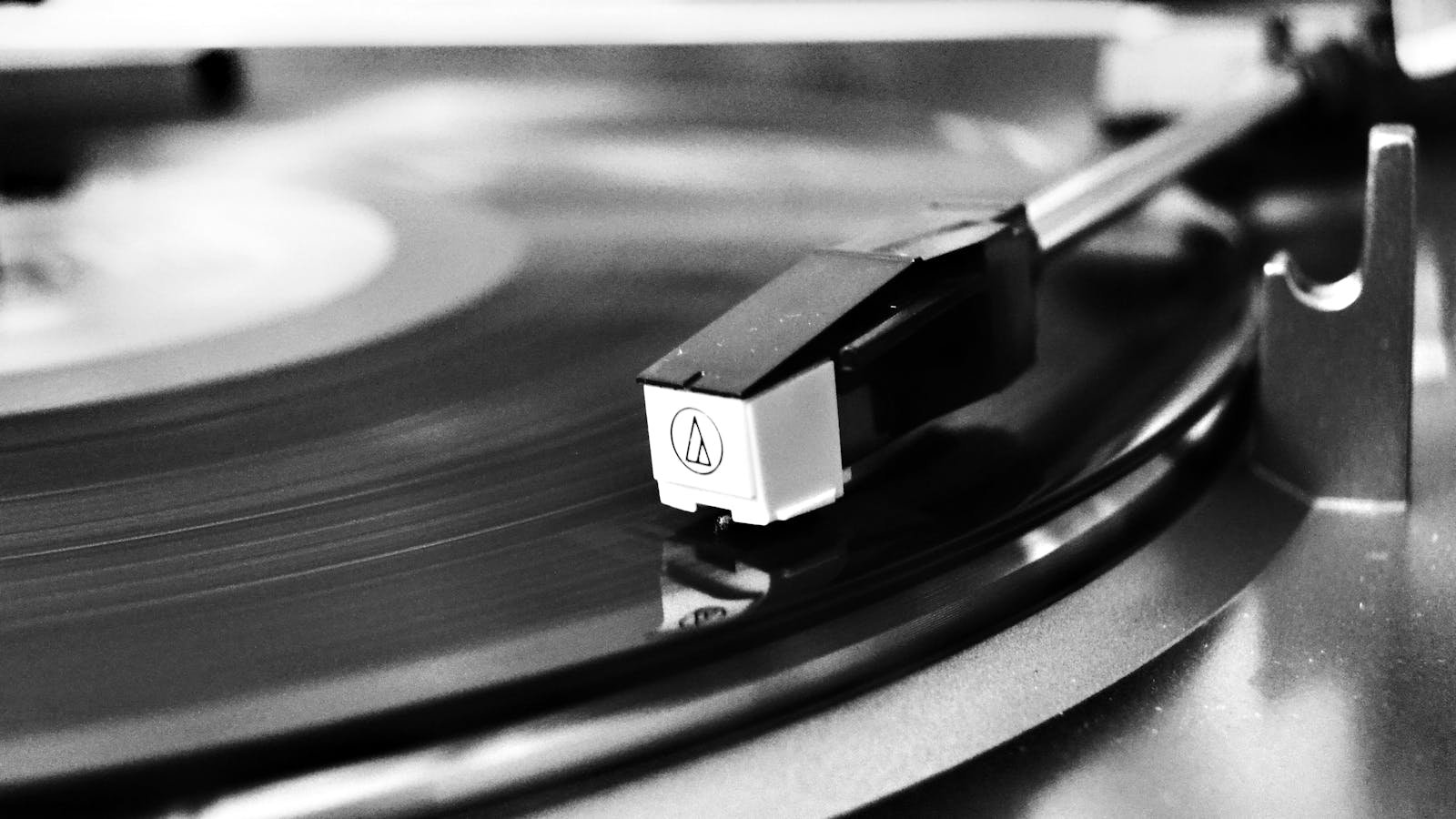 Vinyl-Schallplatte und Vertragsunterlagen — Eigene Musik in Telefonansagen rechtlich einordnen.
