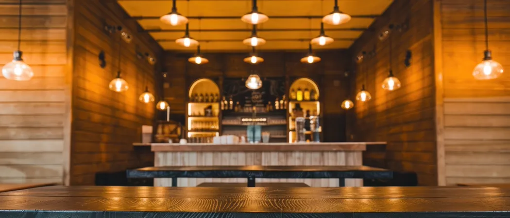 Gastraum einer Bar mit warmen Hängeleuchten