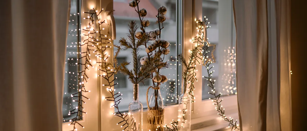 Fensterbank mit Lichterkette und Winterdeko